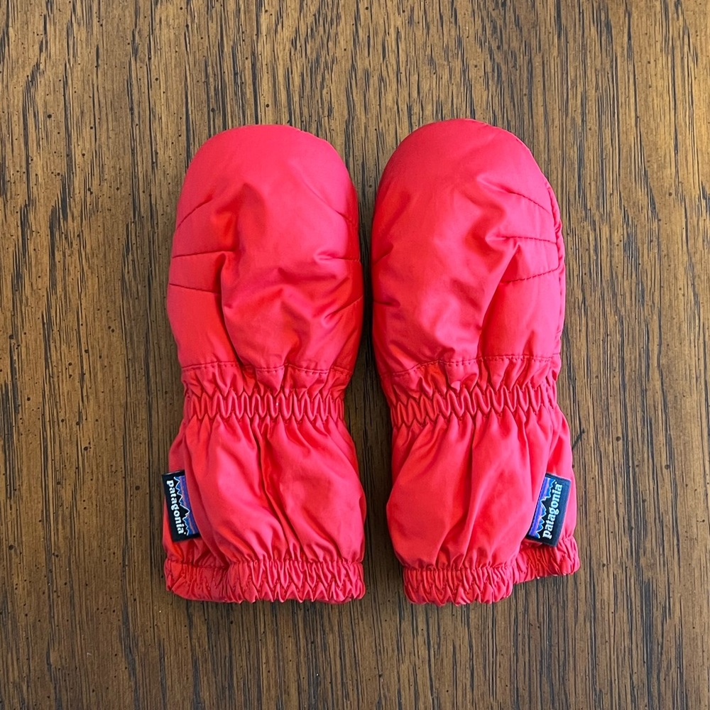 Patagonia Baby Puff Mitts Size 3-6 months in Red